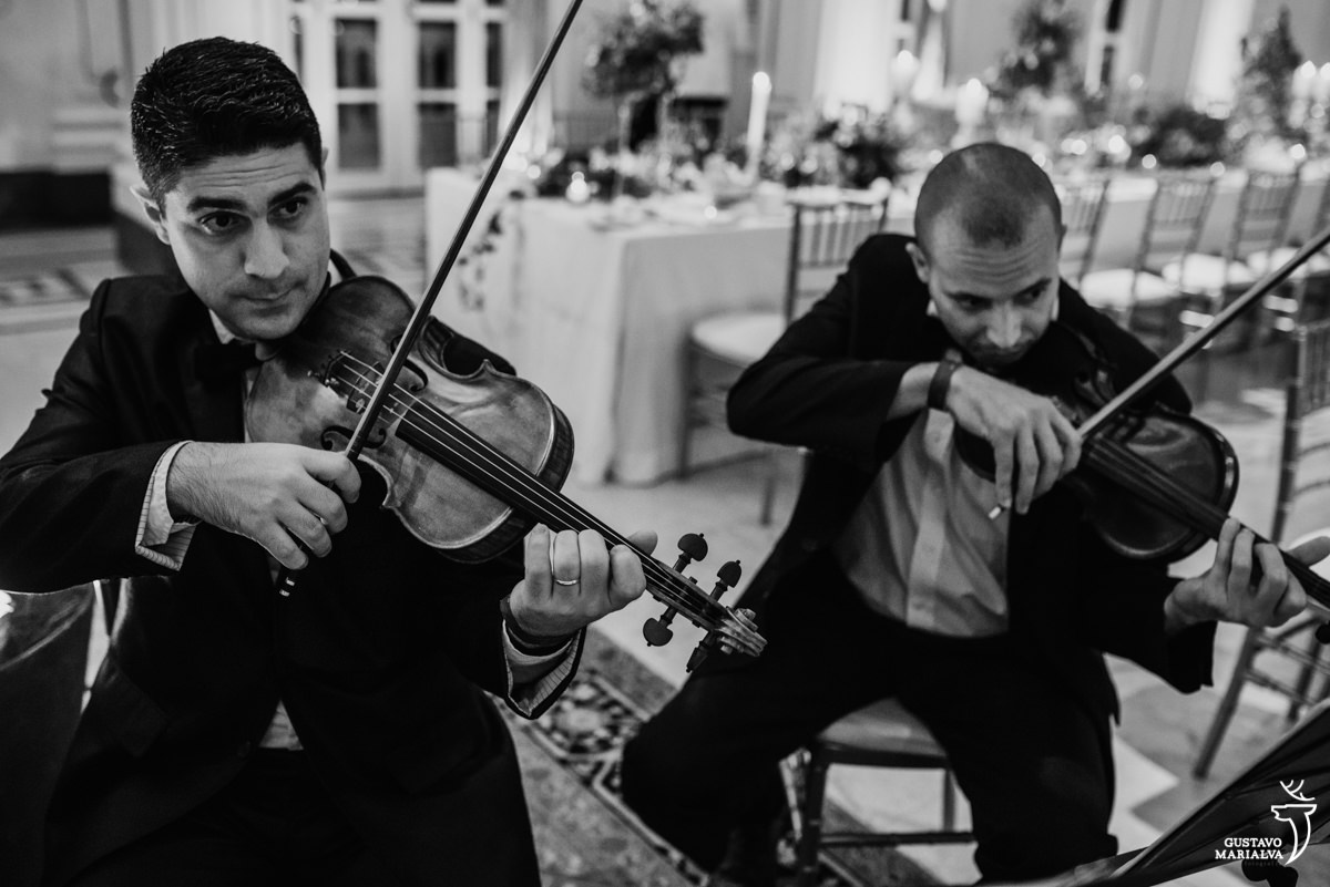 músicos tocam violino