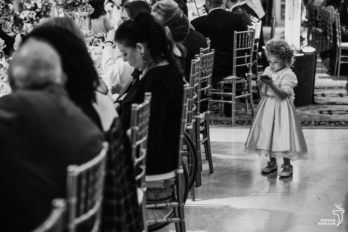 daminha brinca com celular durante a festa de casamento