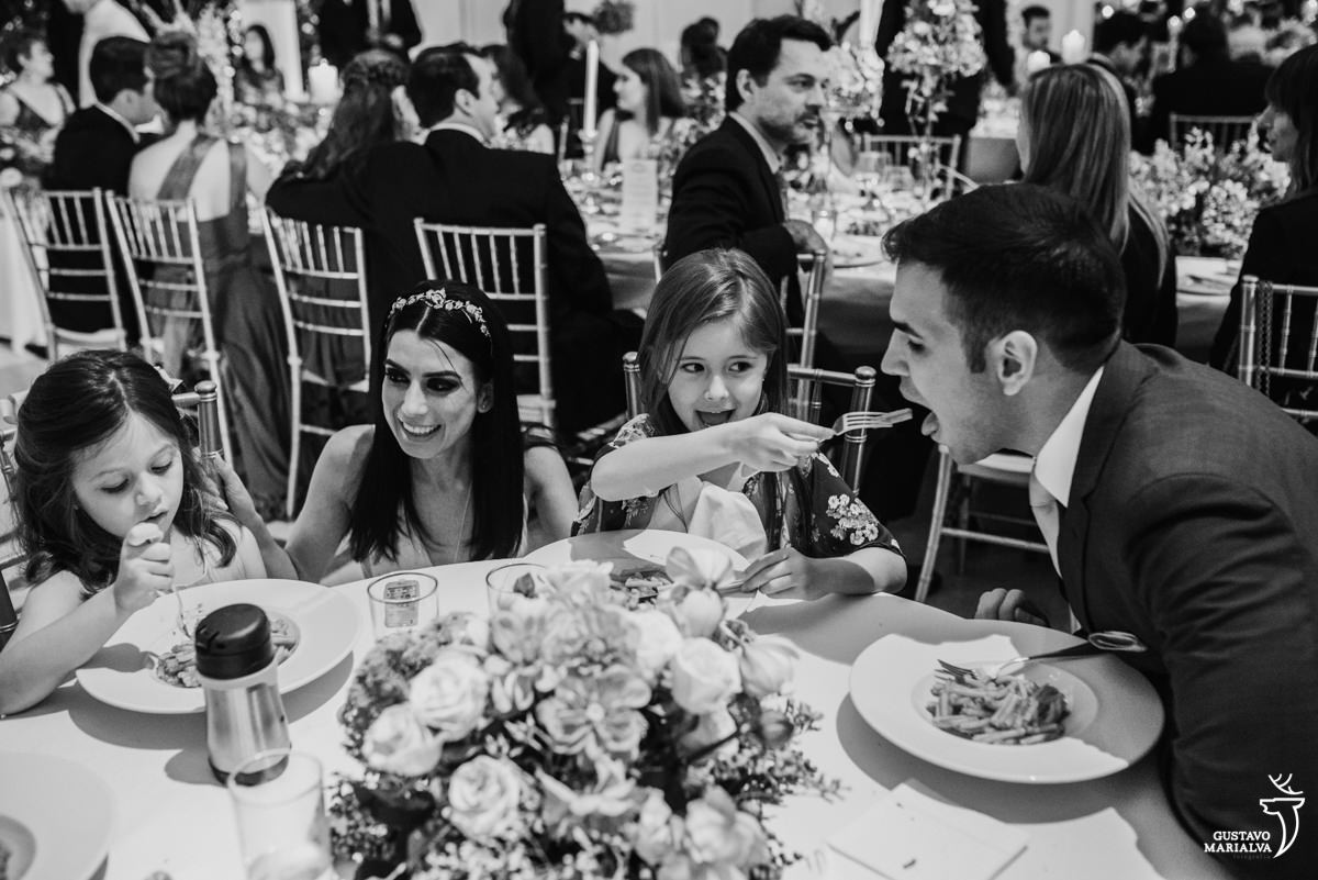 menina da comida na boca do noivo e noiva brinca com daminha