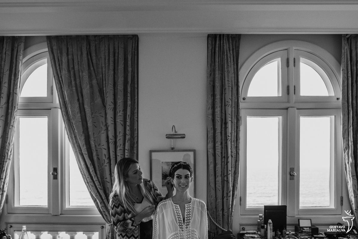 noiva arrumando o cabelo durante o making of no hotel copacabana palace