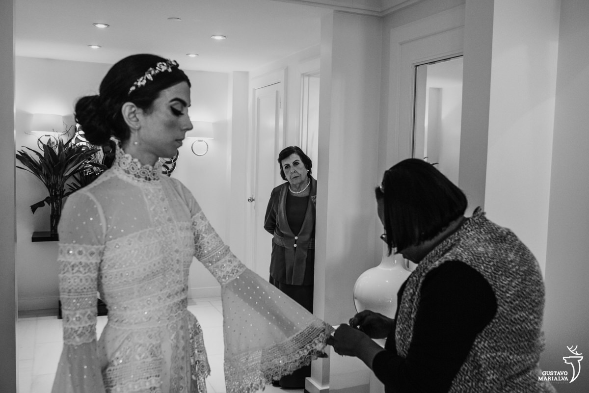 avó observando a noiva colocar o vestido durante o making of no hotel copacabana palace