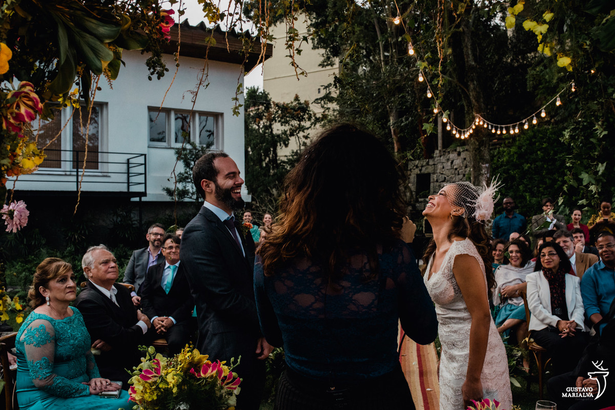 noivos sorrindo um de frente para o outro na cerimônia de casamento