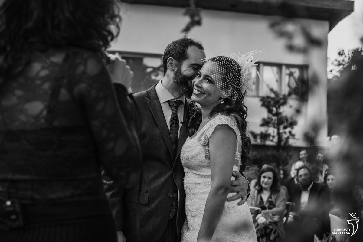noivo beijando a noiva que sorri