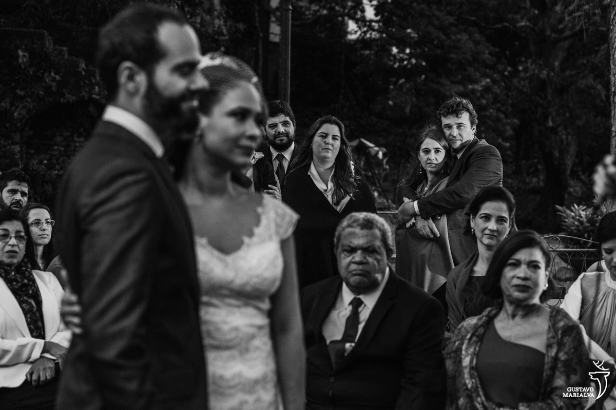 casal se abraçando observando a cerimônia