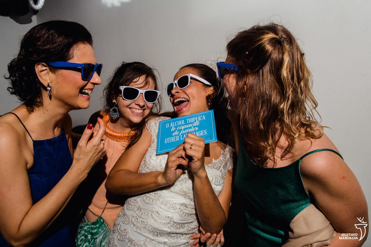 noiva e amigas posando para foto com óculos escuros