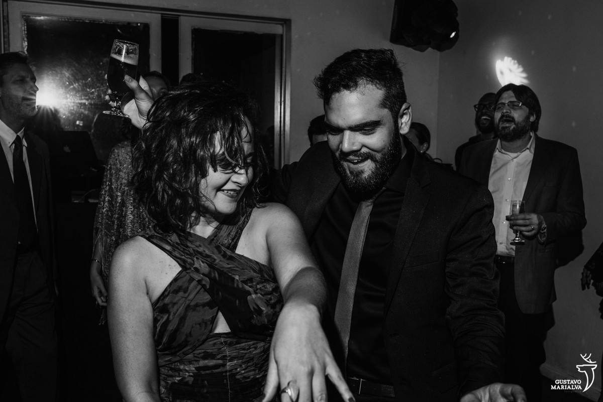 convidados dançando com copo na mão na festa de casamento