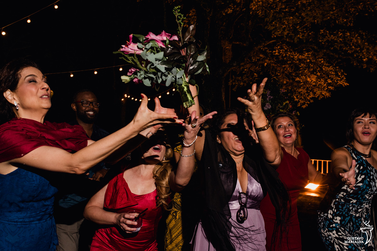 convidadas disputando o buquê de casamento