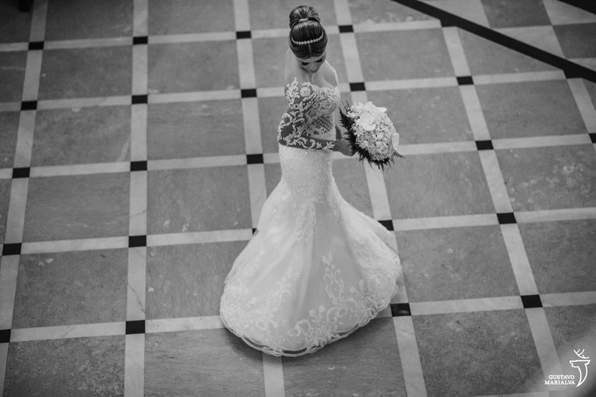 noiva rodando o vestido carol hungria e segurando o buquê