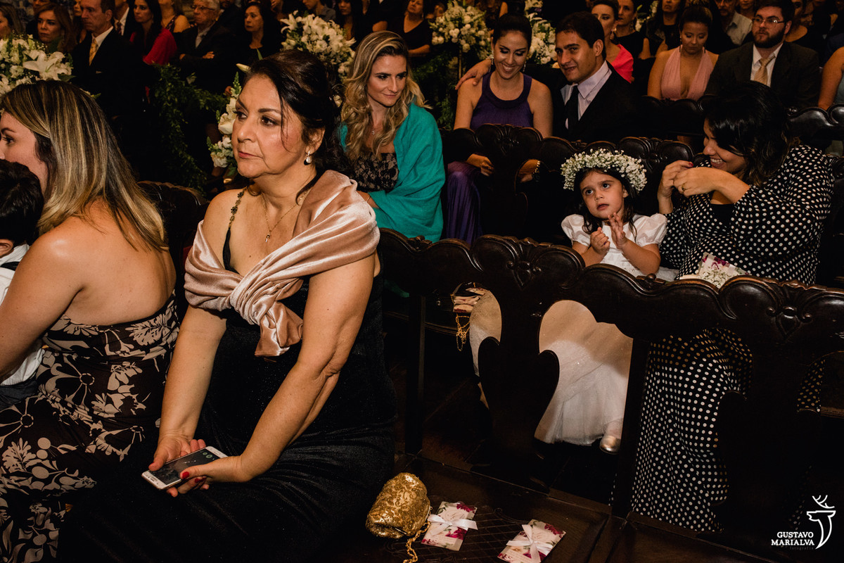 daminha brincando com a mãe sendo observada por convidada na cerimônia de casamento do outeiro da glória