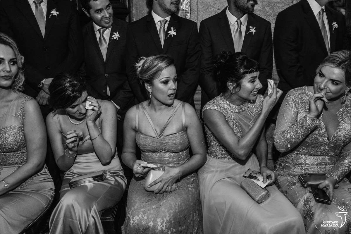 madrinhas choram de boca aberta e padrinhos sorriem durante a cerimônia do casamento