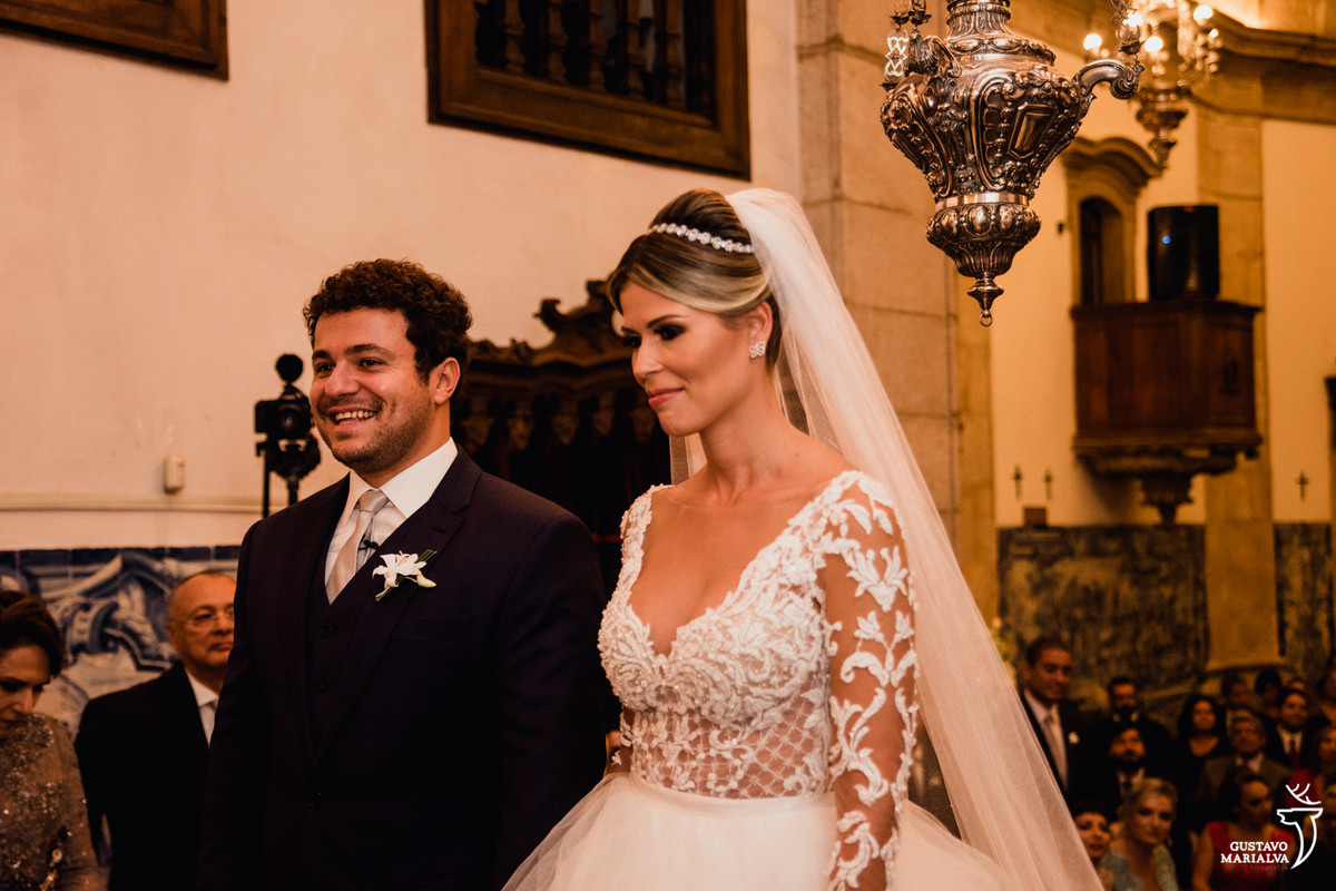 noivo sorriem durante a cerimônia do casamento