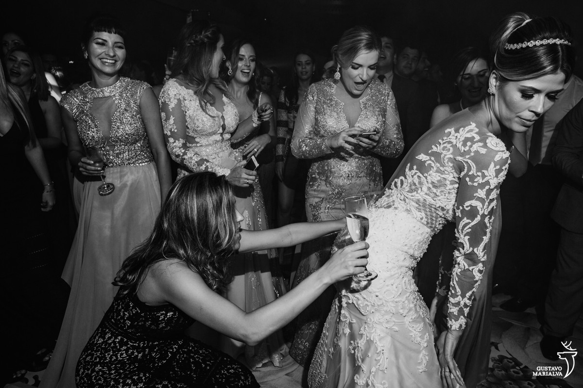 amiga apertando o bumbum da noiva enquanto madrinha ao fundo olha o celular com a boca aberta