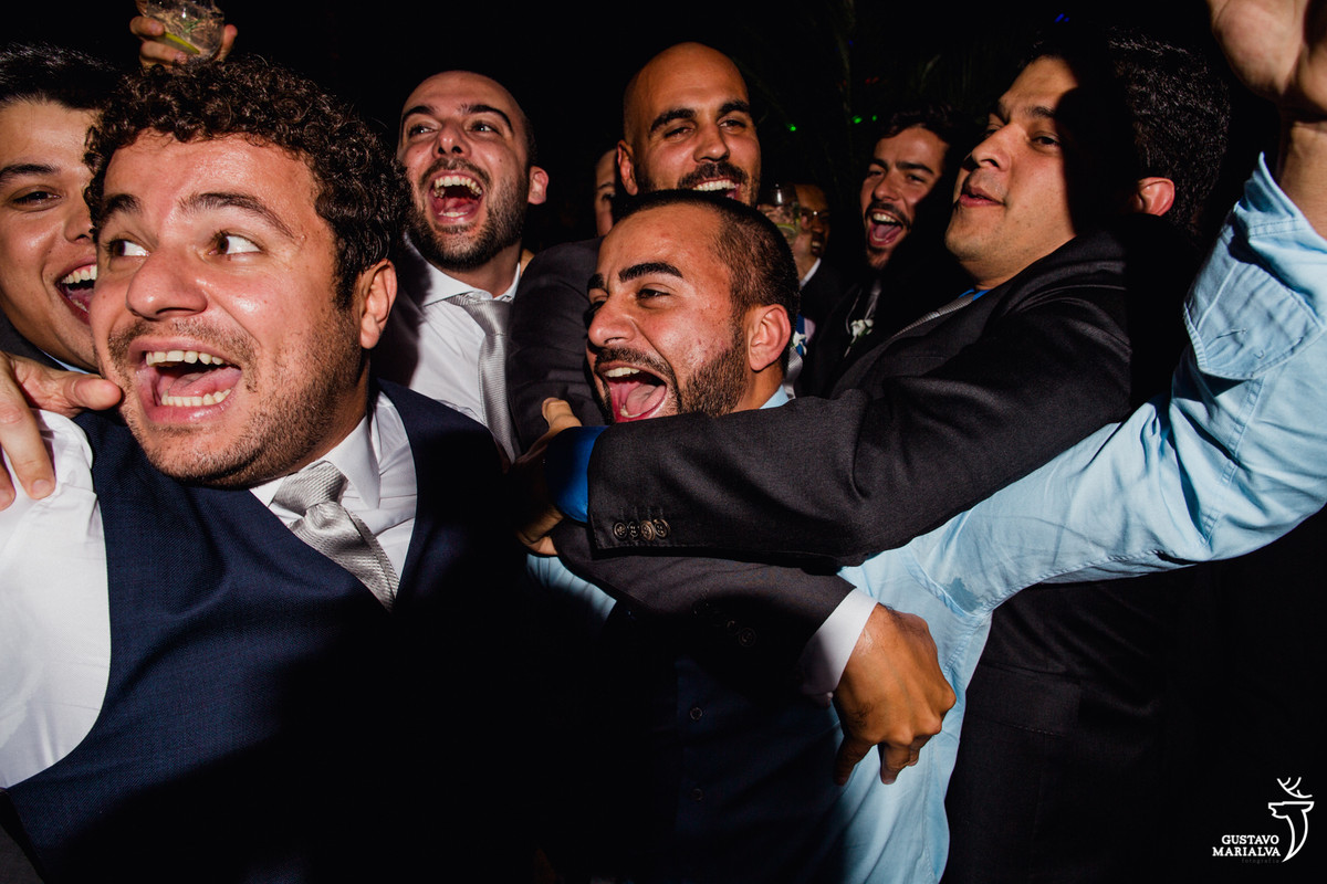 noivo e amigos gritam posando para foto