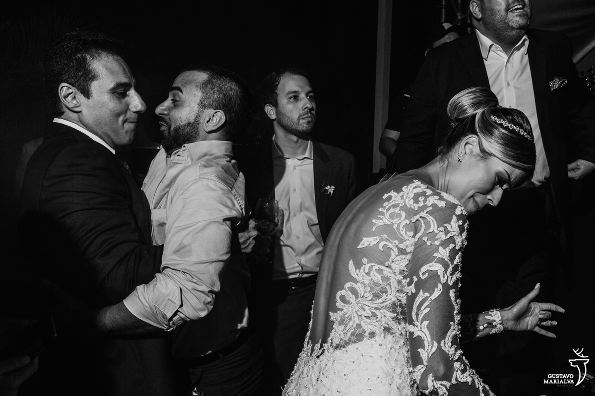 amigos se abraçam enquanto noiva dança funk