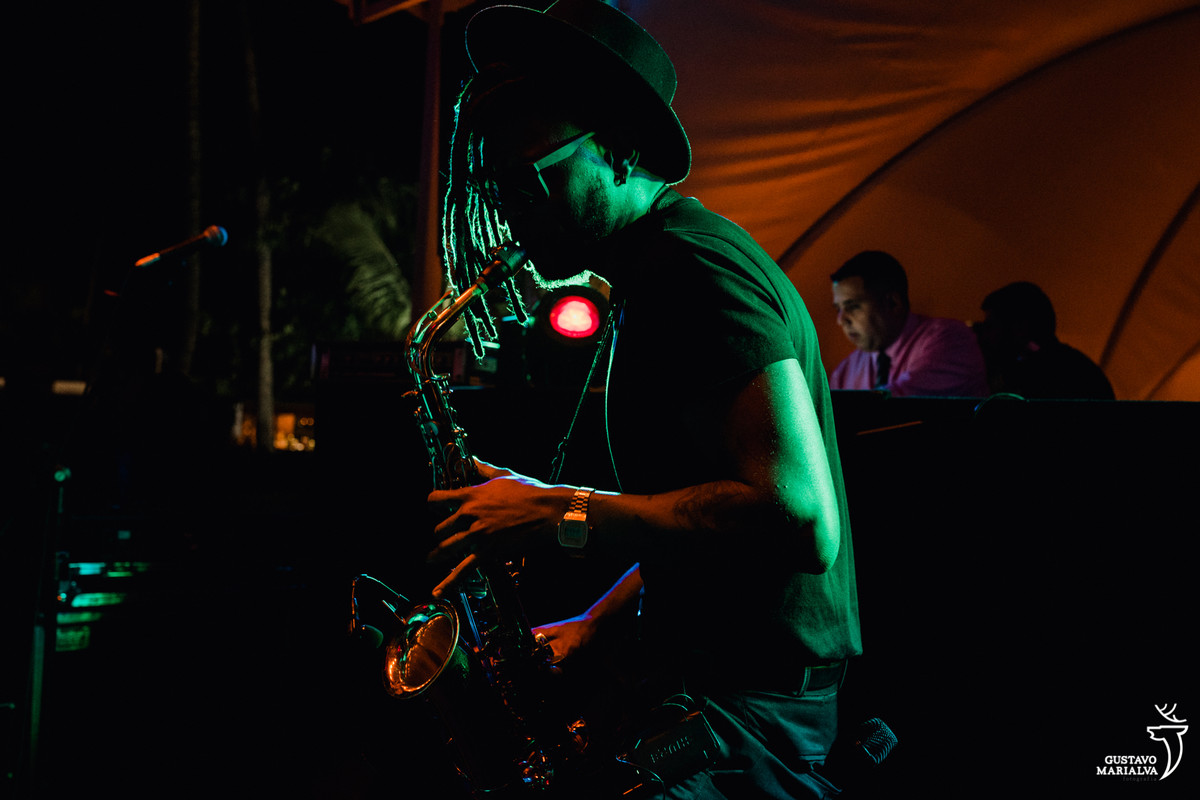 homem toca saxofone no palco