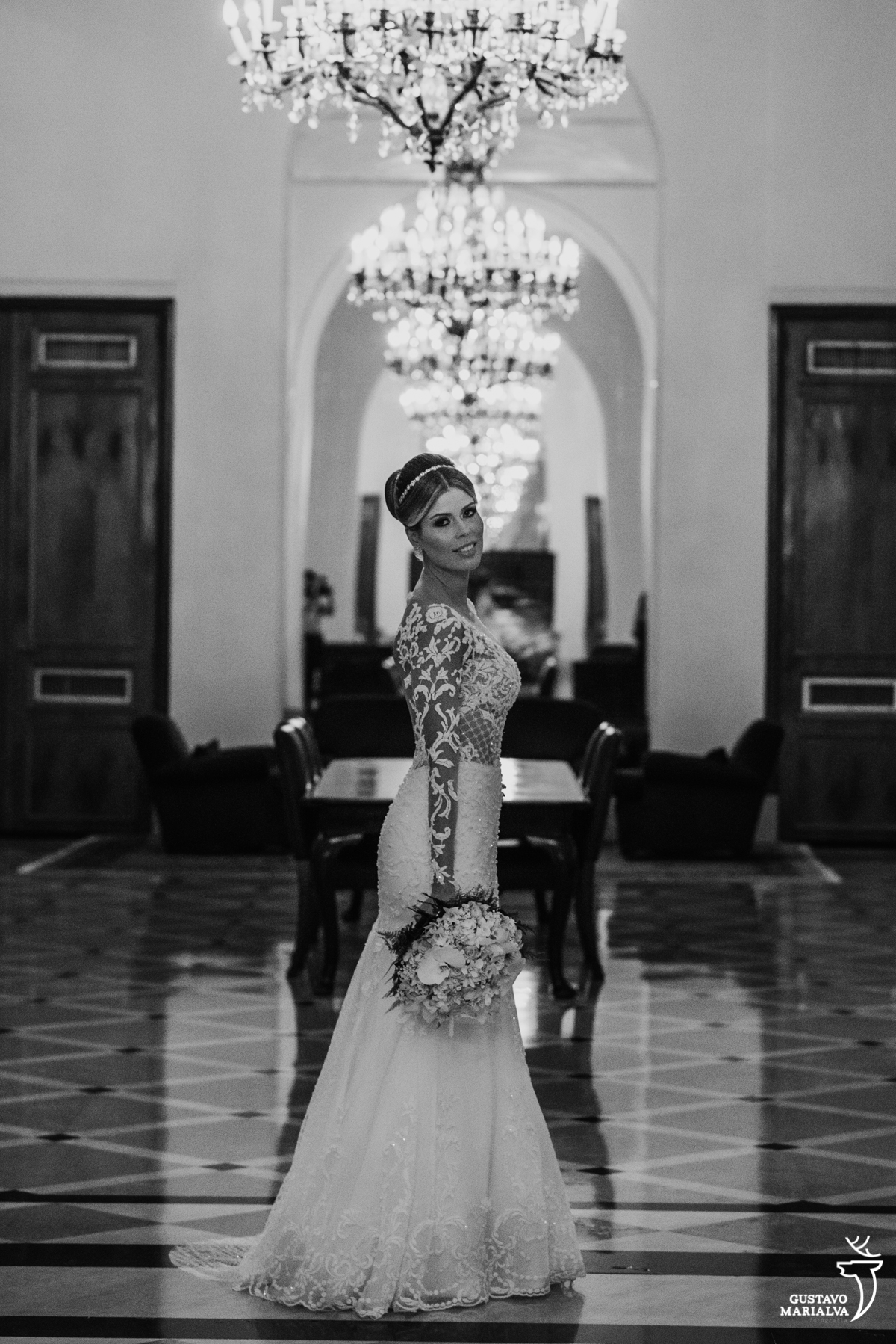 noiva posando para retrato segurando o buquê com vestido carol hungria no salão do hotel copabana palace
