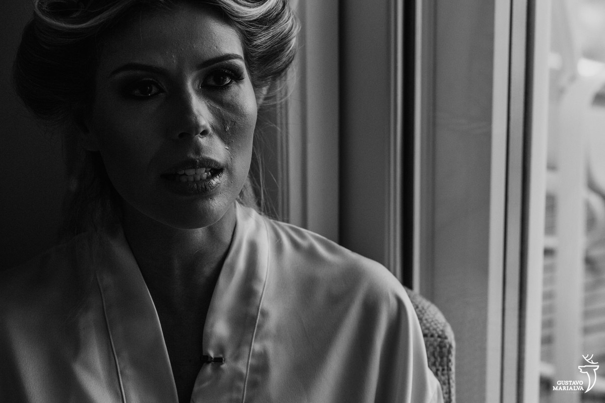 noiva chora ao falar do noivo no making of do casamento no copacabana palace