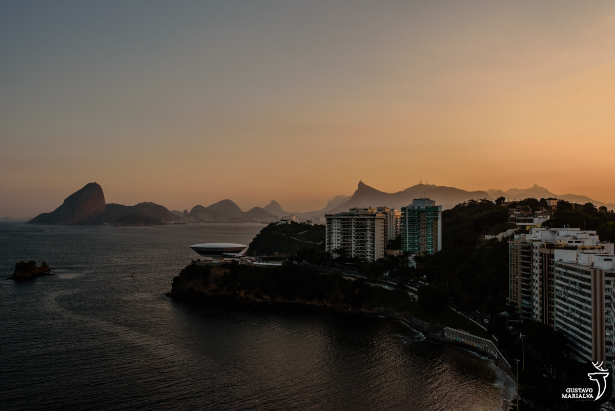 paisagem de niterói com o cristo redentor e o pão de açúcar ao fundo