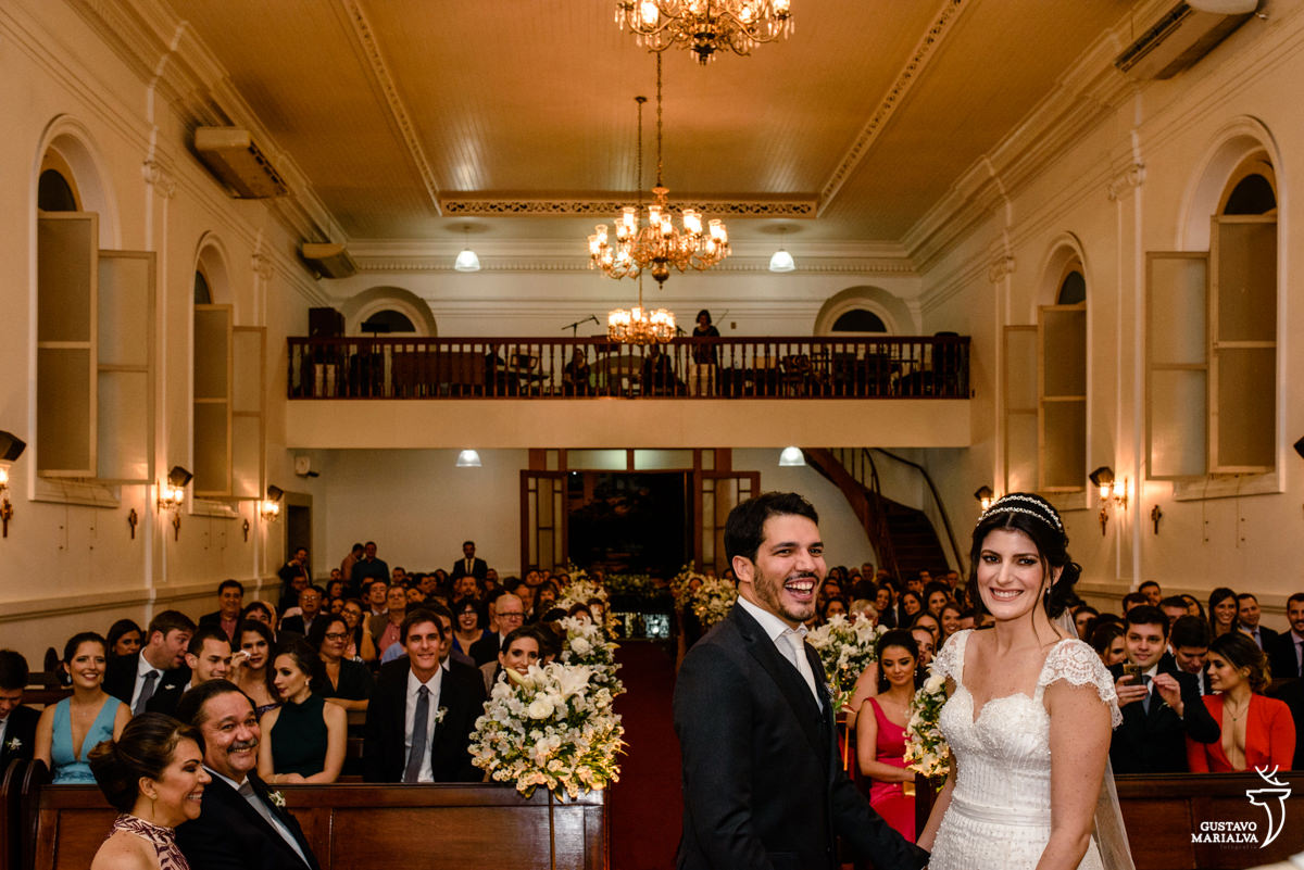 noivos sorrindo durante a cerimonia de casamento
