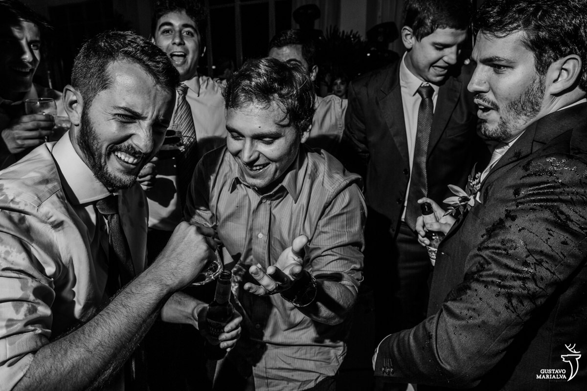 amigos sorriem com a roupa molhada de bebida
