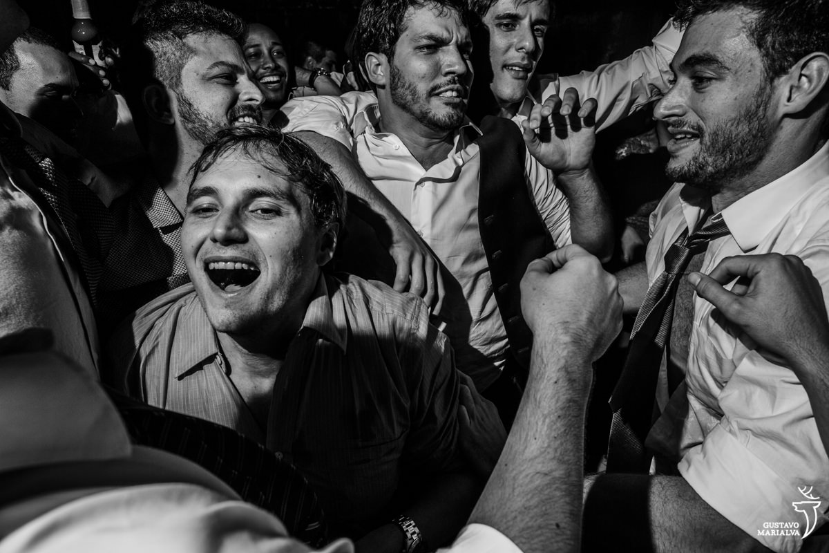 amigos abraçam o noivo apertado