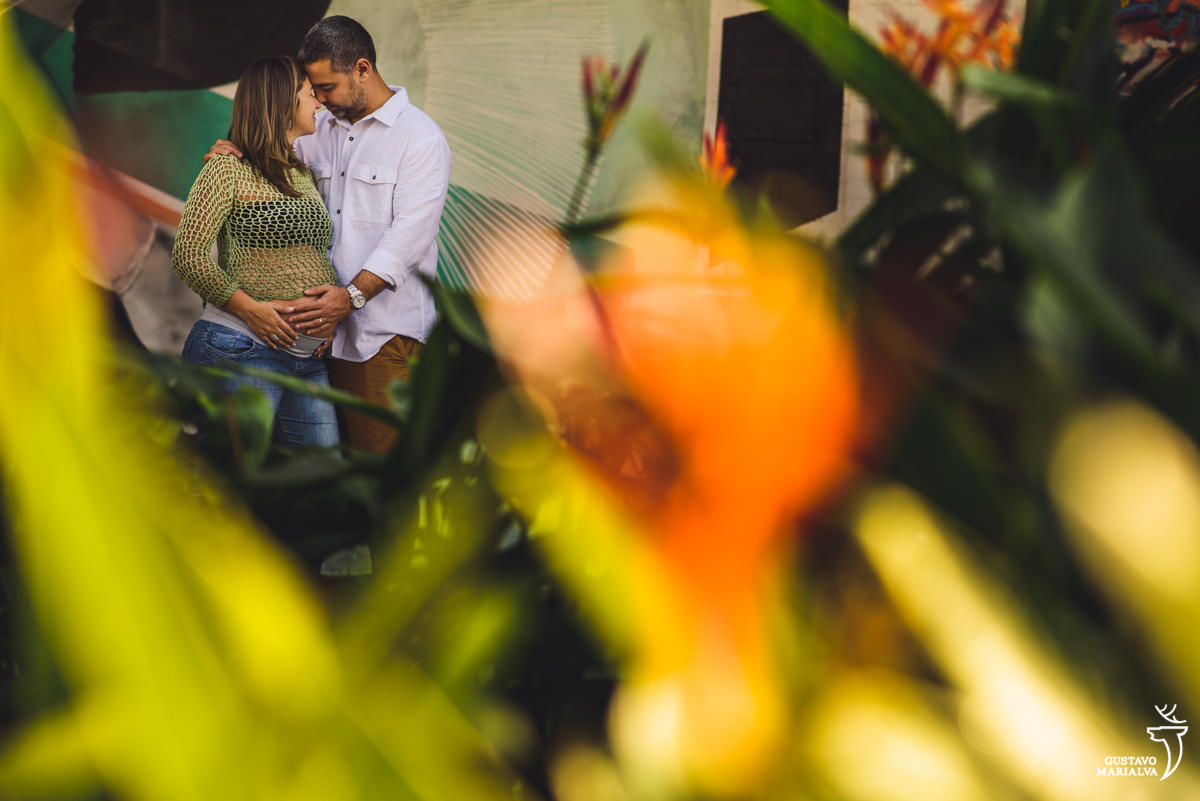 casal se abraça durante ensaio de família