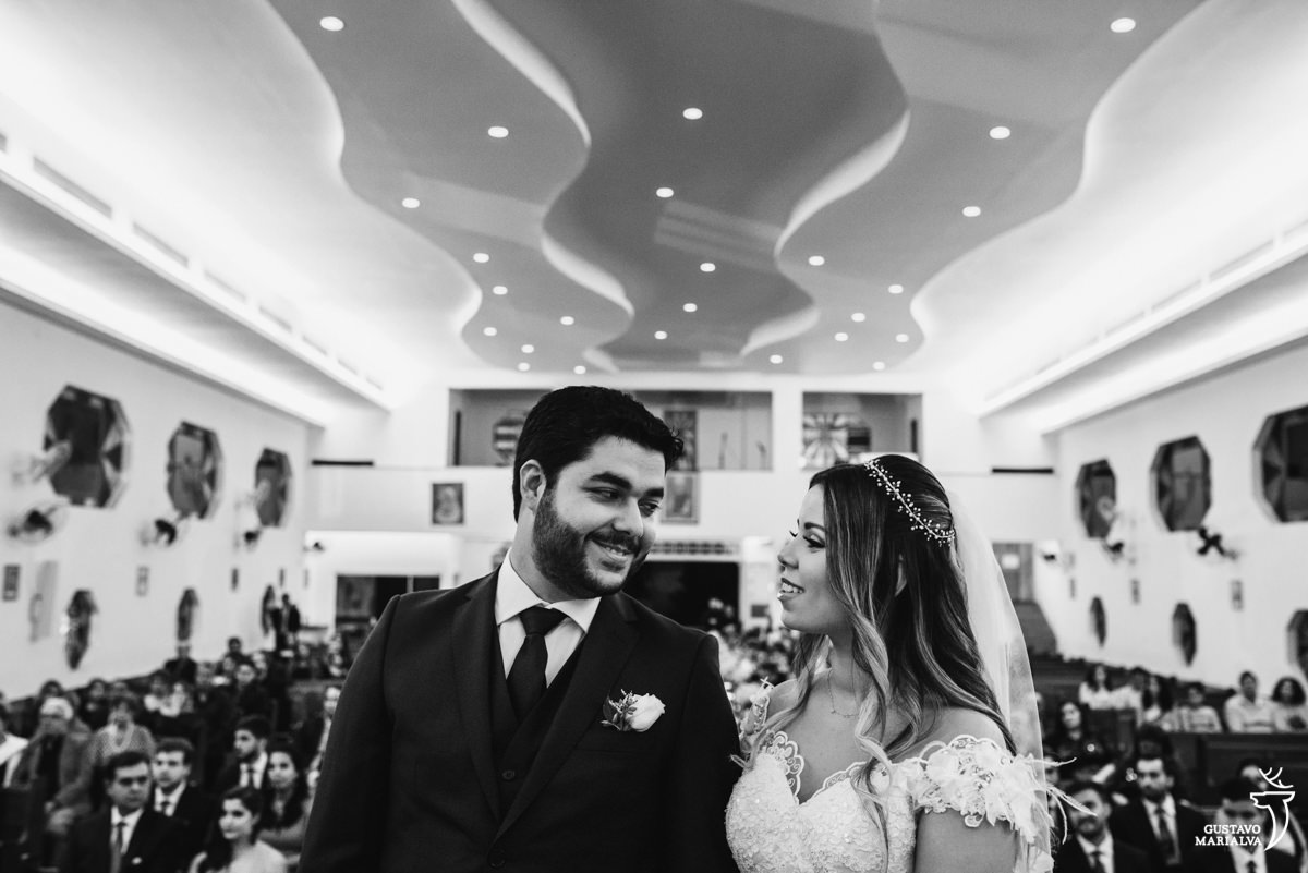 noivos trocam olhares durante a cerimônia de casamento