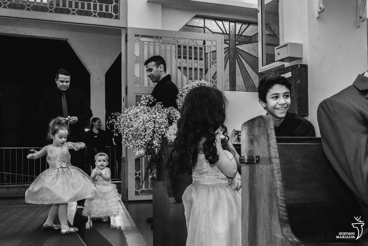 meninas brincam durante a cerimônia de casamento e menino ri