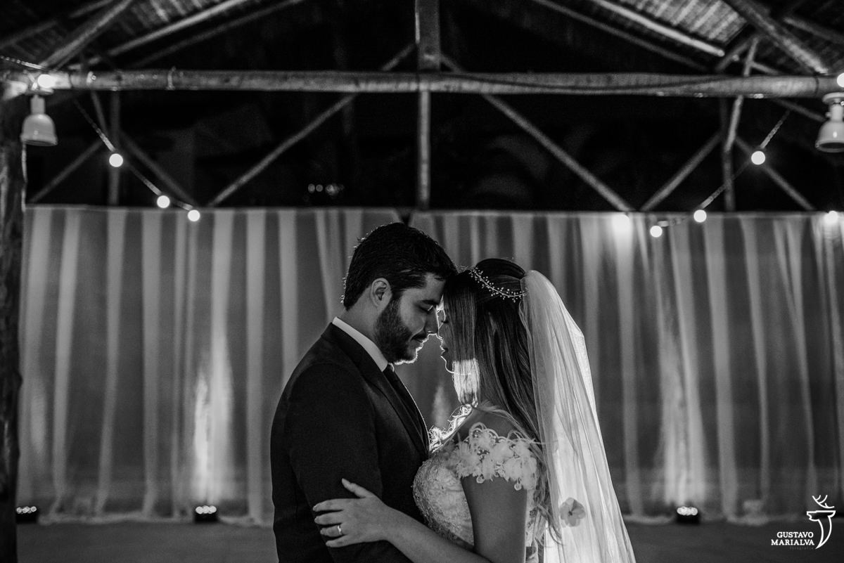 noivos posam para retrato colando testa com testa abraçados
