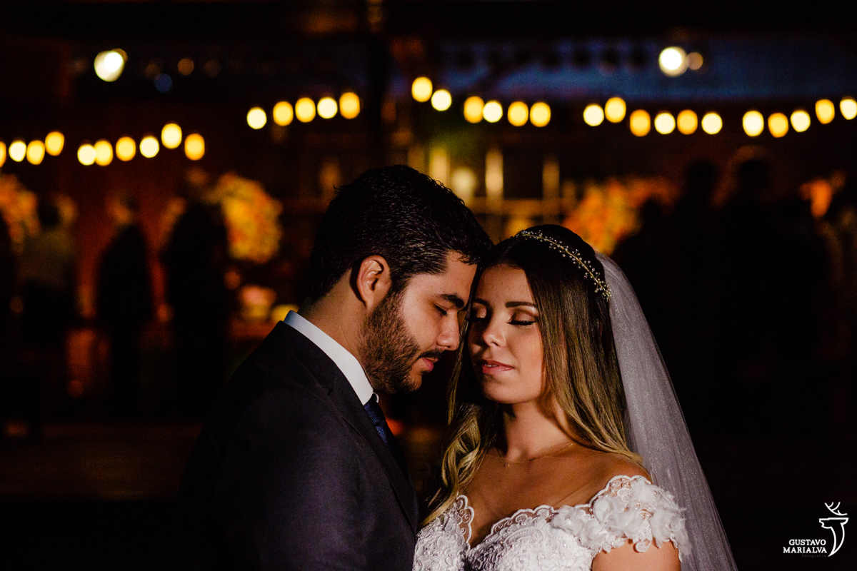 noivos posam para retrato durante o casamento