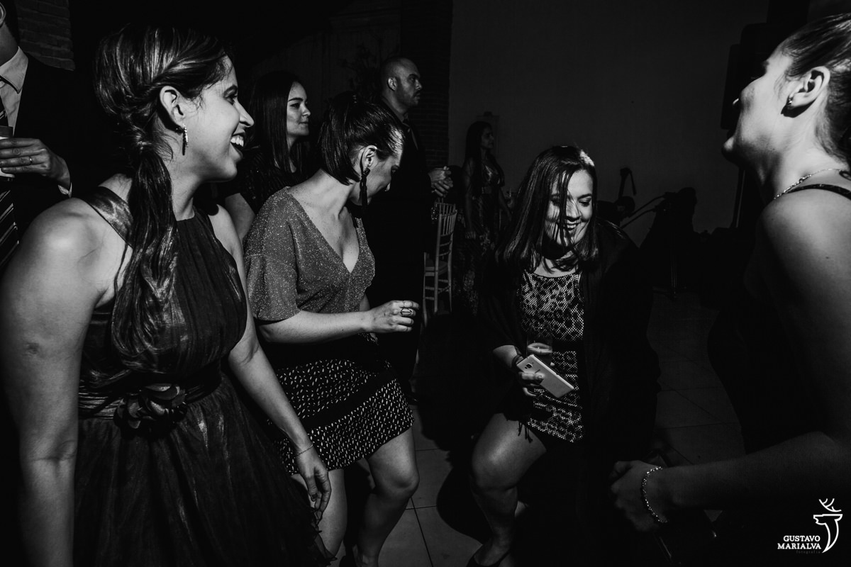 amigas dançam funk rebolando até o chão