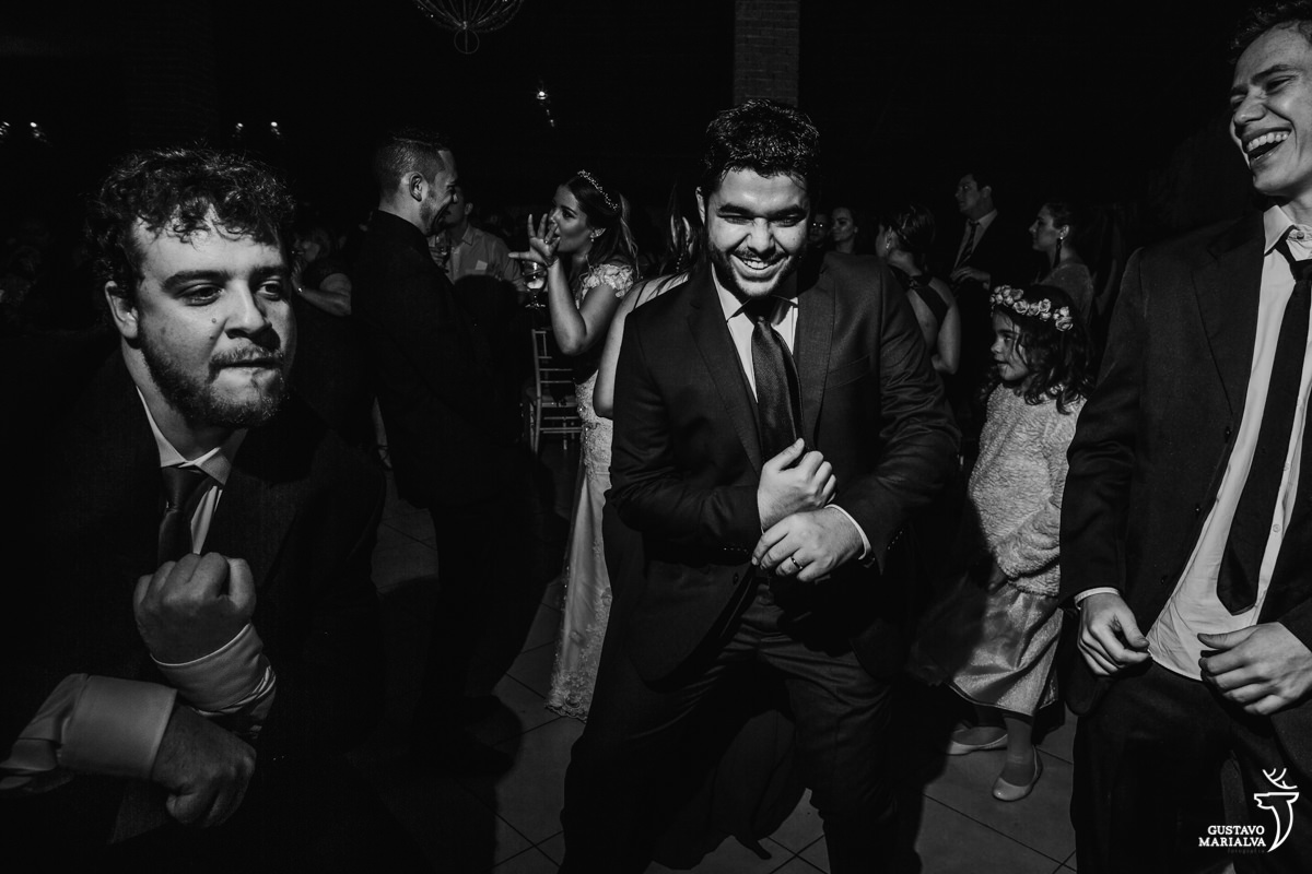 noivo faz careta dançando com amigos