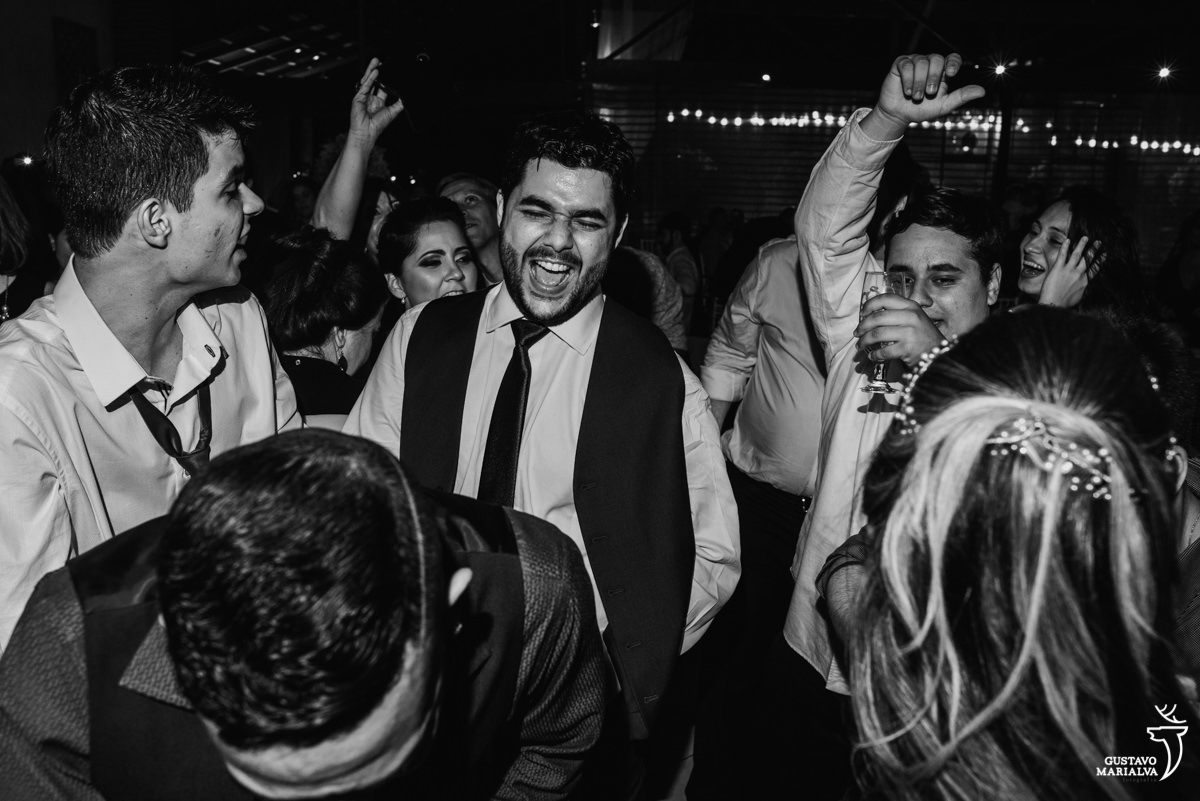 noivo dança gritando com o mc andinho