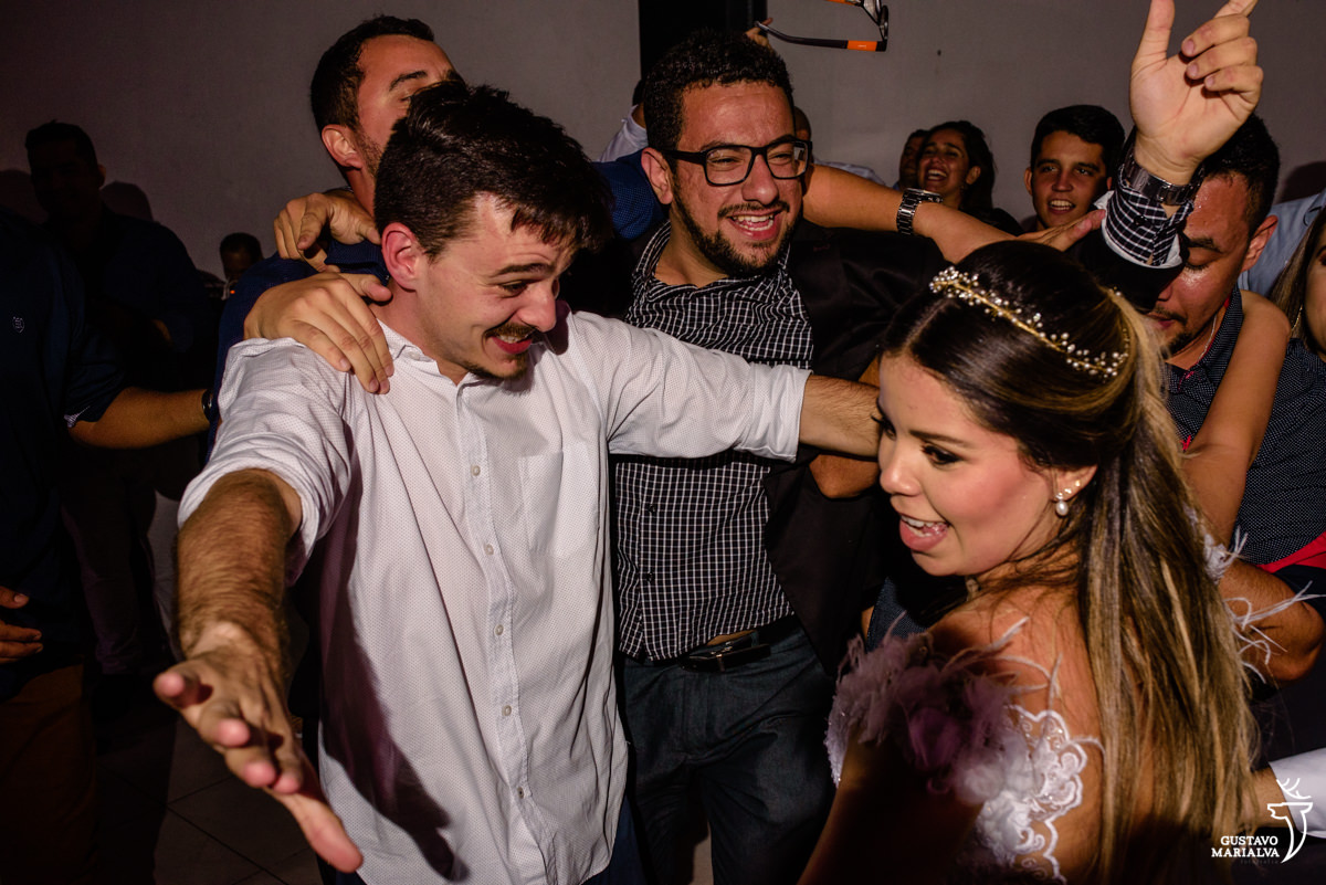 noiva dança abraçada com amigos
