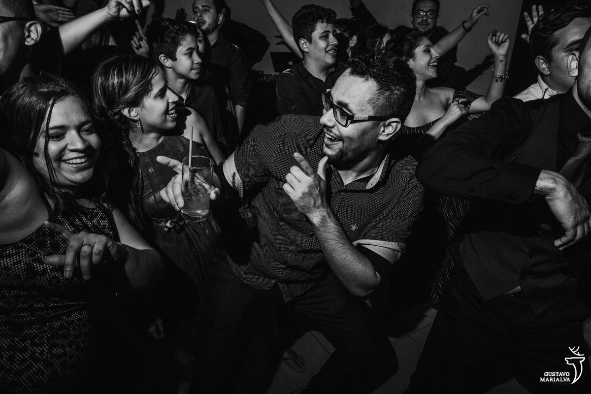 convidado dança apontado para amiga