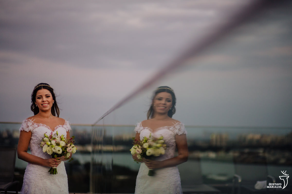 noiva segura buque e posa para retrato com reflexo no espelho