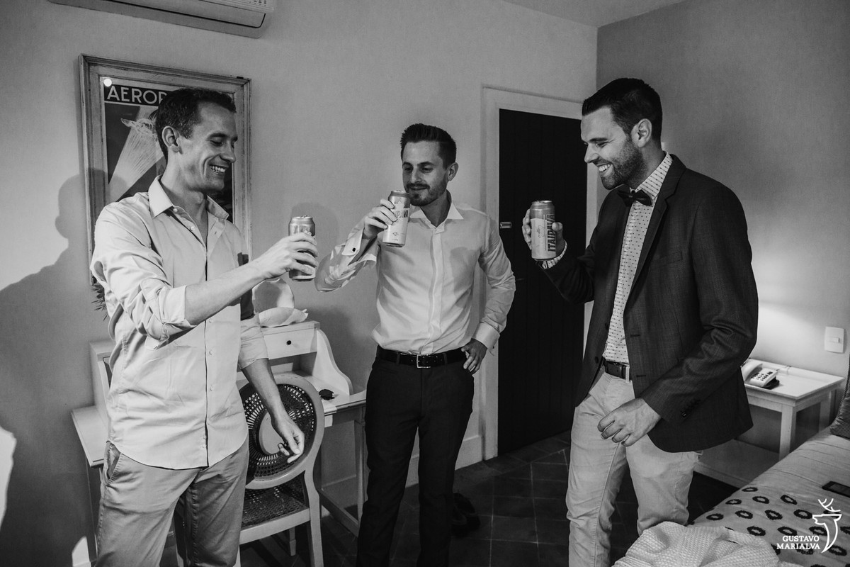padrinhos e noivos fazem brinde com latinha de cerveja