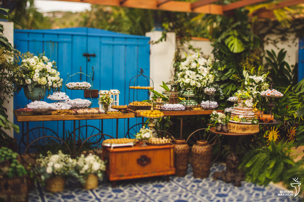 mesa de doces com bolo do os bolos da betah no hotel vila da santa em búzios