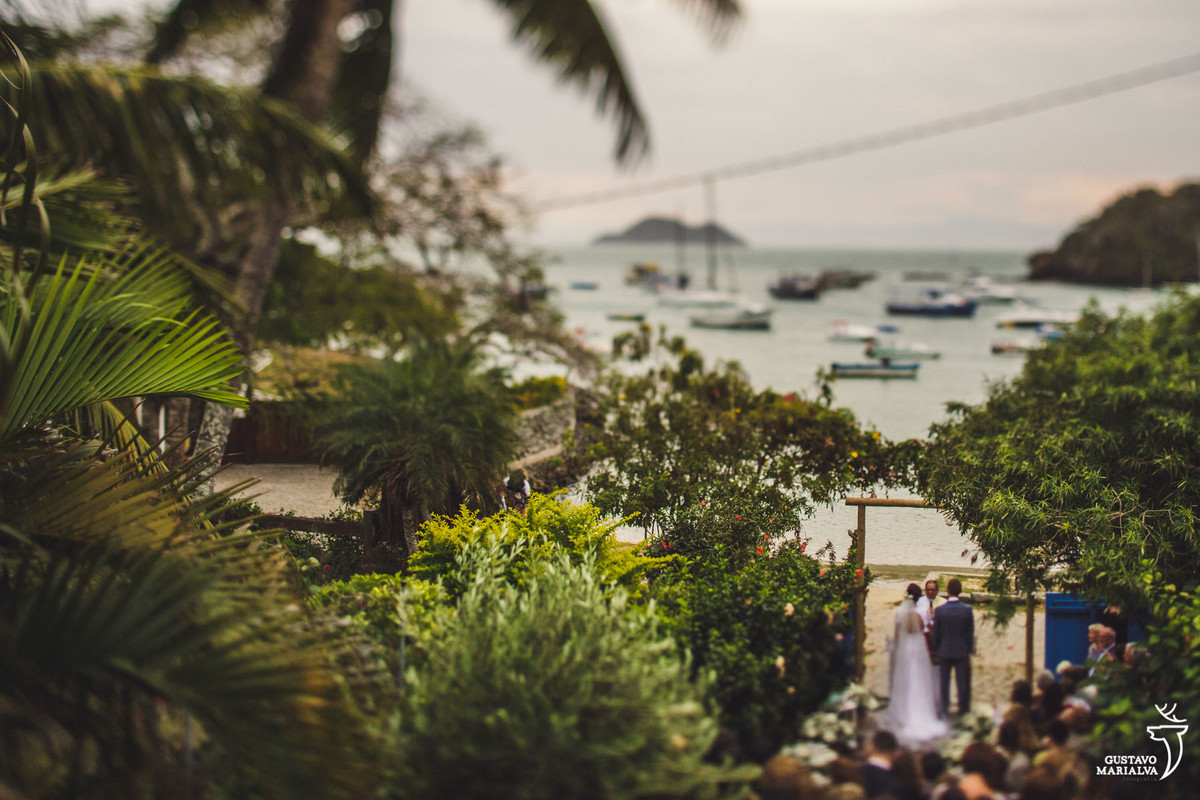 vista aérea do hotel vila da santa durante a cerimônia de casamento com a praia ao fundo