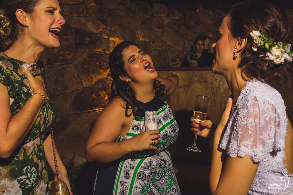 noiva e amiga dançam e cantam juntas