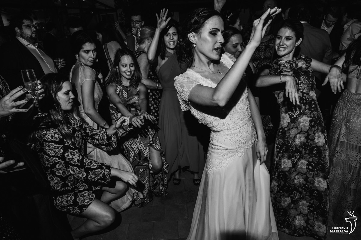 noiva dança com amigas enquanto convidadas rebolam até o chão
