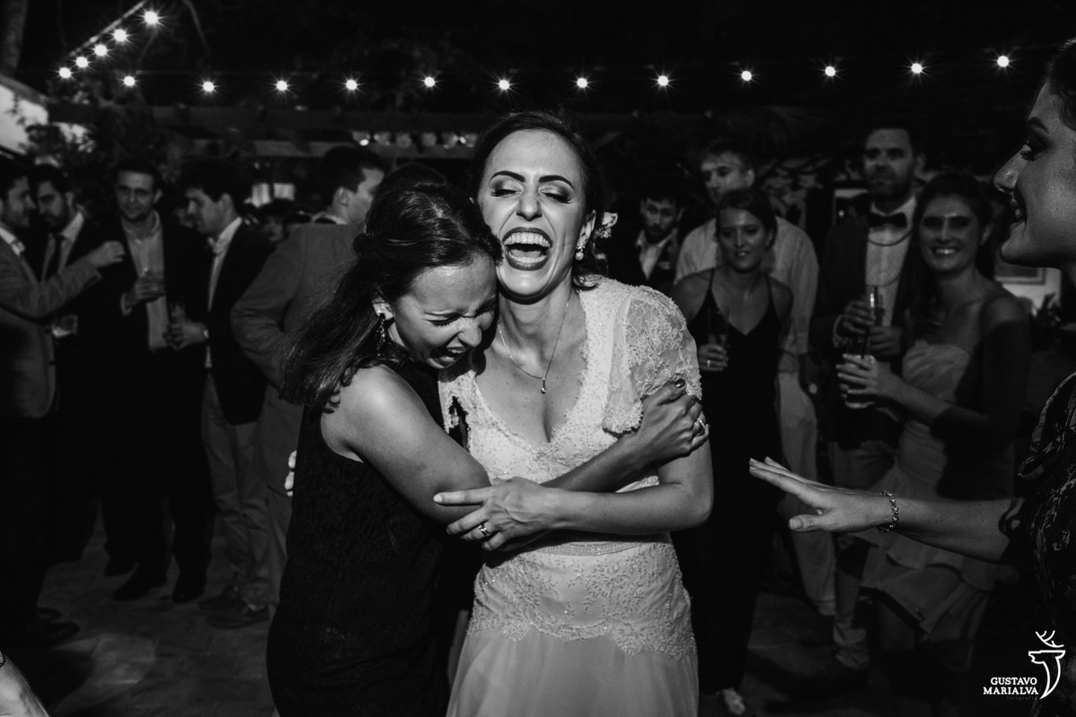 noiva e amiga se abraçam sorridentes