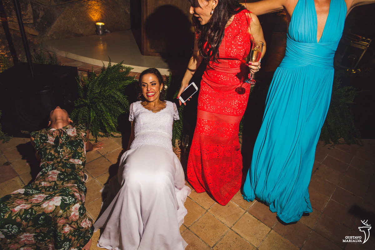 noiva e amiga fazem flexão no chão e são observadas pelas amigas sorridentes