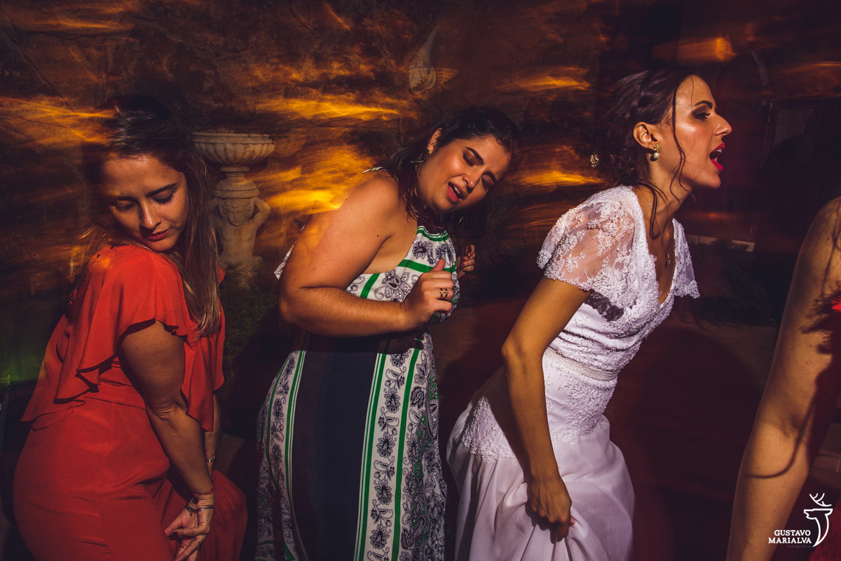 noiva e amigas dançam juntas rebolando até o chão
