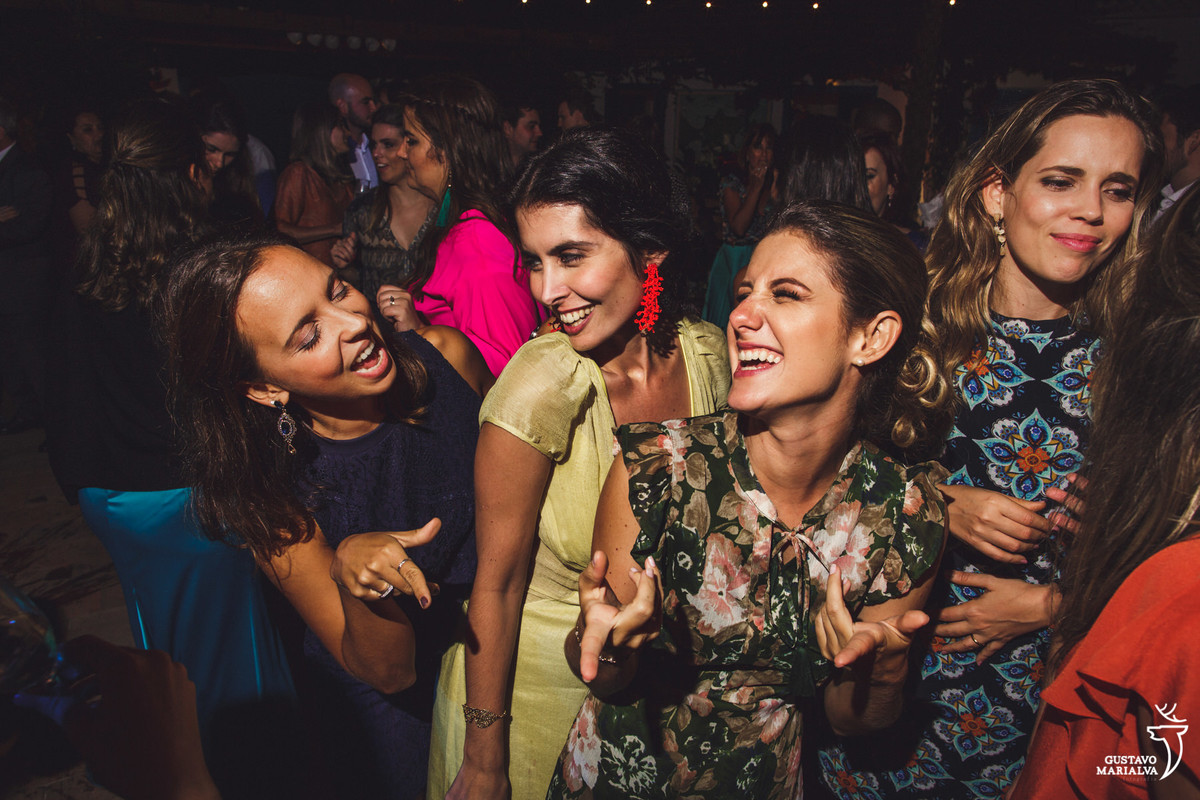 amigas dançam e sorriem rebolando até o chão