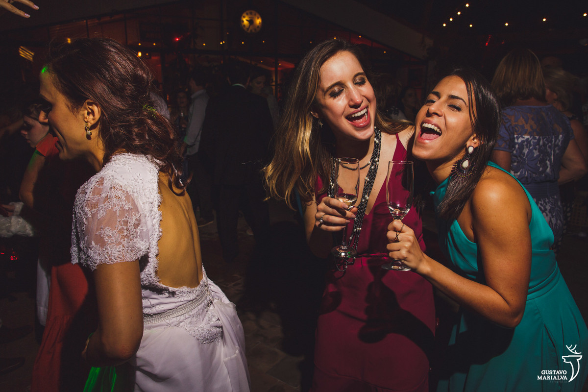 amigas cantam e dançam com os copos nas mãos