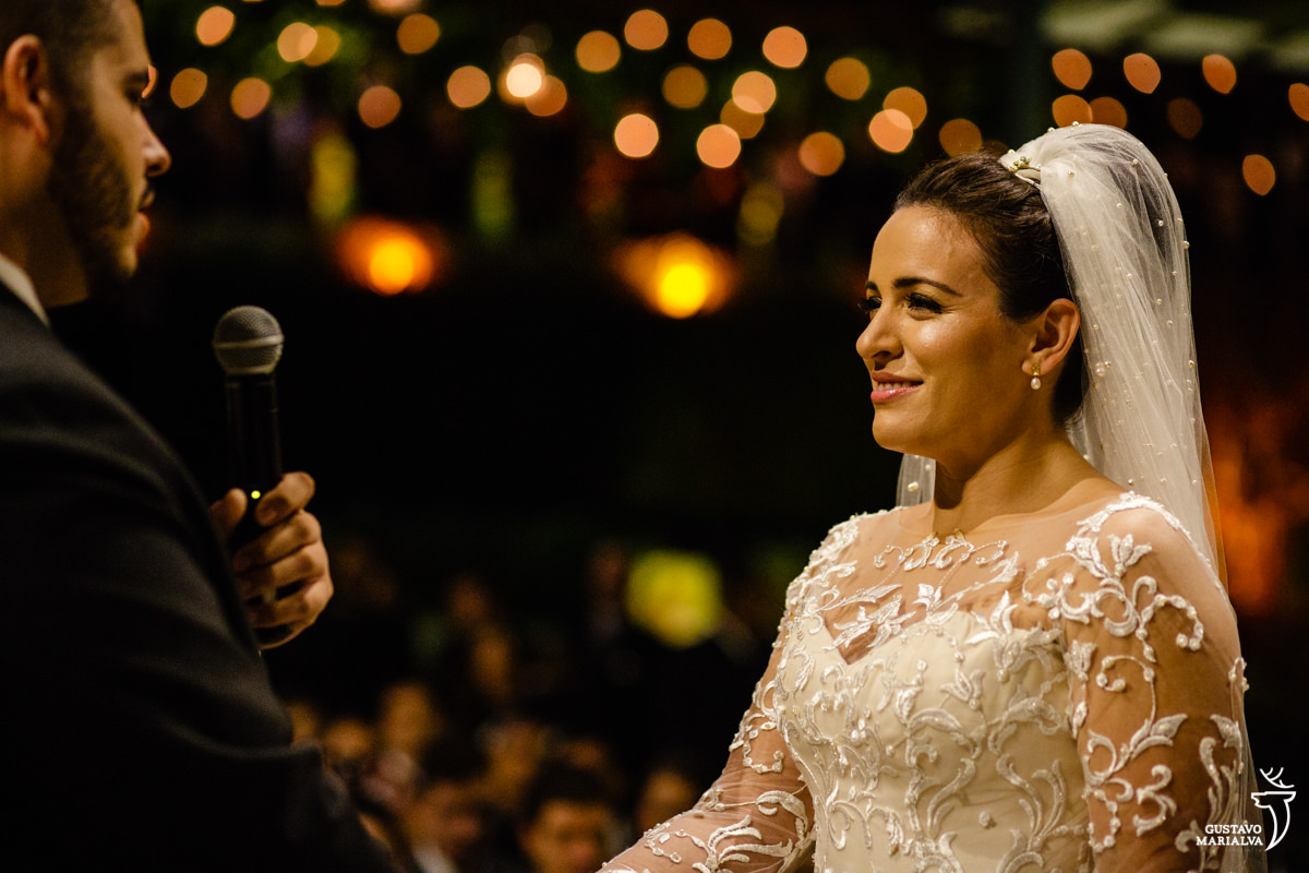 noiva com olhar emocionado escuta o discurso do noivo