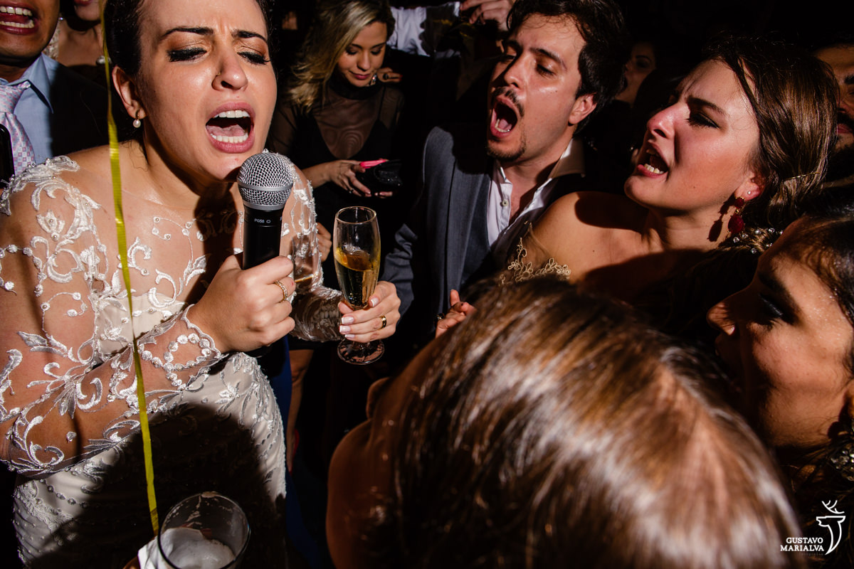noiva canta funk no microfone e amigos gritam ao fundo