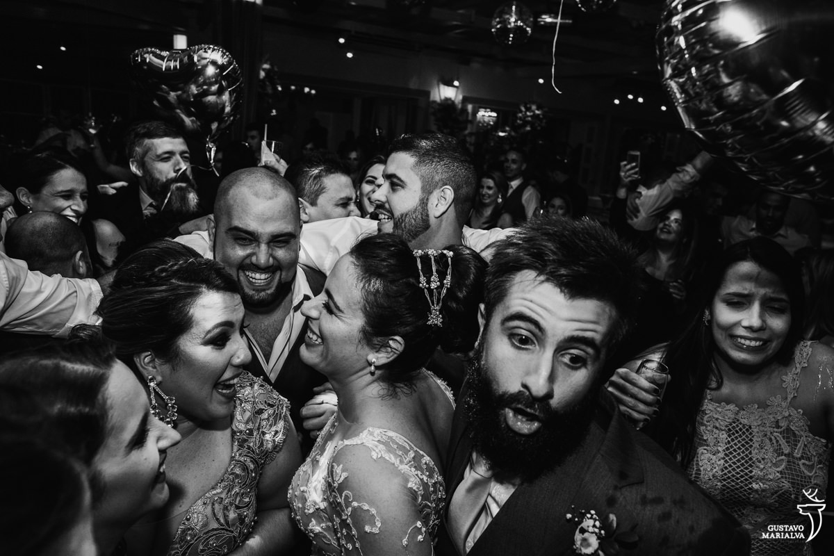 noiva é agarrada por amigos