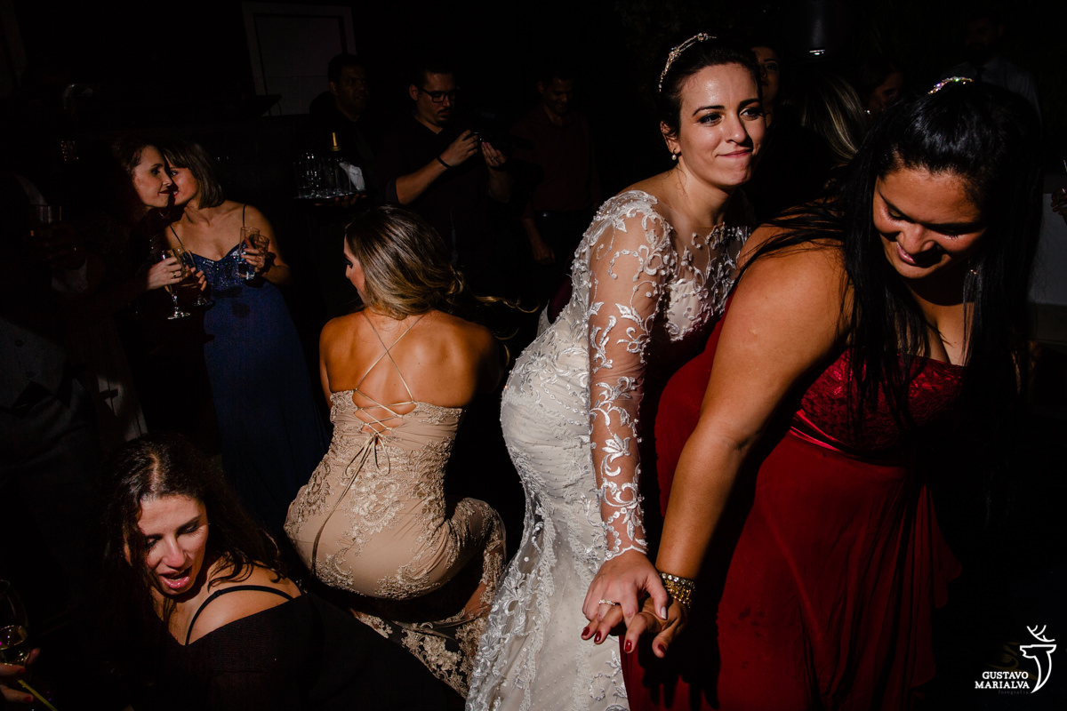 noiva dança com amiga e convidadas rebolam até o chão